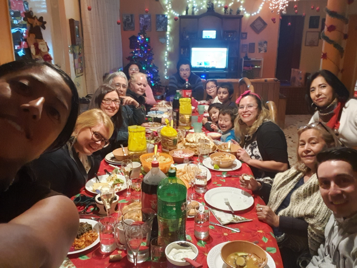 Kristy Peña mit ihrer Familie sitzend an einem großen Tisch beim Weihnachtsessen.