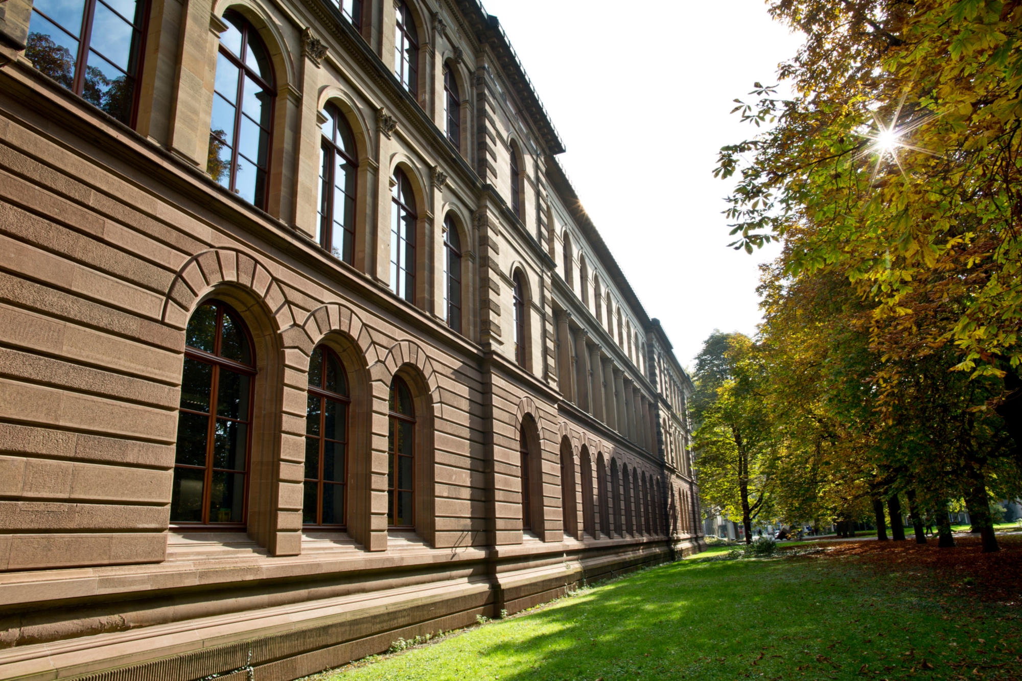 Historisches Gebäude auf dem Campus Stadtmitte im Herbst.