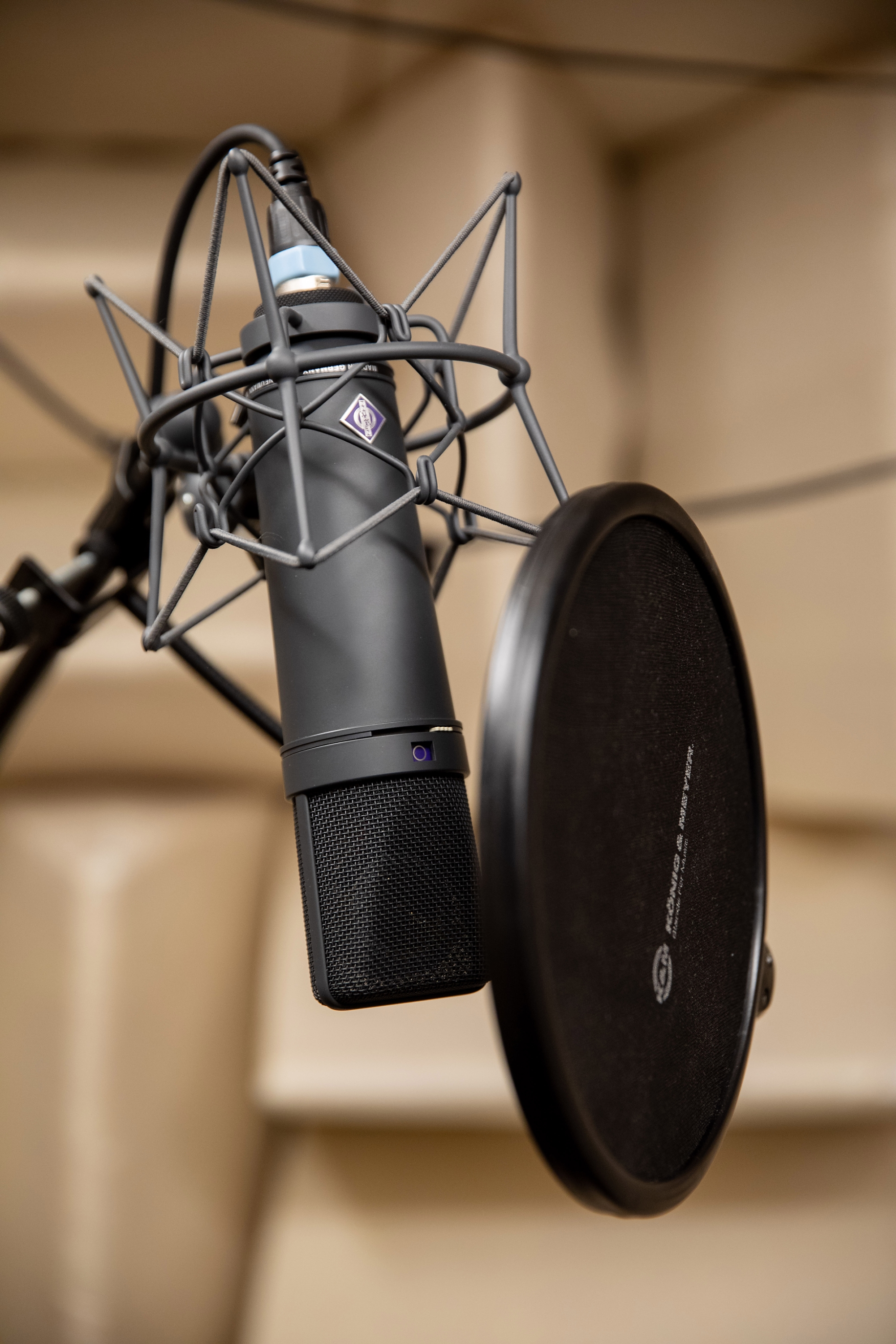 Nahaufnahme eines Mikrofons in einem Tonstudio.