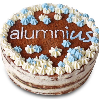 A cake with the logo of the alumni network "alumnius".