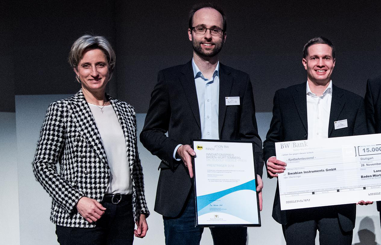 Verleihung des Innovationspreises 2018 des Landes Baden-Württemberg an Dr. Michael Schlagmüller (links) und Dr. Helmut Fedder (rechts) von Swabian Instruments